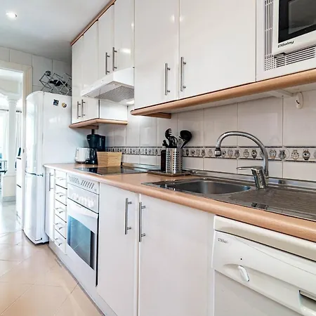 Spacious 2 Bedroom In Puerto Banus With A Private Terrace And Mountain Views Apartamento