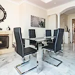 Spacious 2 Bedroom In Puerto Banus With A Private Terrace And Mountain Views Διαμέρισμα *