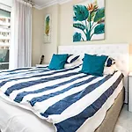 Spacious 2 Bedroom In Puerto Banus With A Private Terrace And Mountain Views Διαμέρισμα