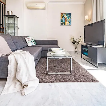 아파트 Spacious 2 Bedroom In Puerto Banus With A Private Terrace And Mountain Views 마르베야