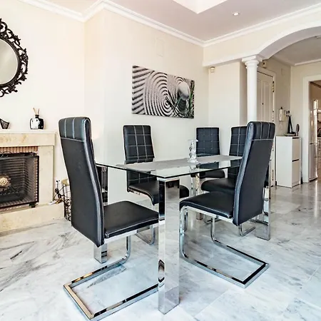 Spacious 2 Bedroom In Puerto Banus With A Private Terrace And Mountain Views Appartamento *