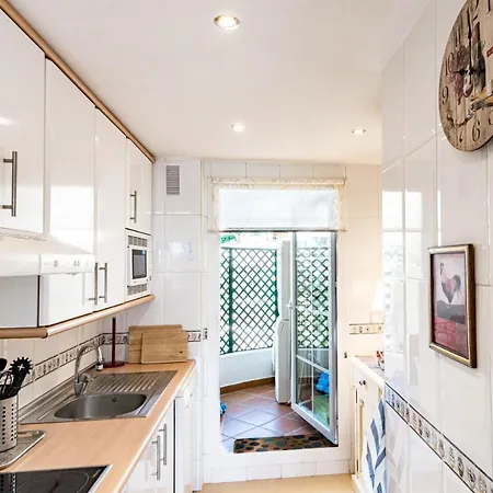 Spacious 2 Bedroom In Puerto Banus With A Private Terrace And Mountain Views 아파트 마르베야