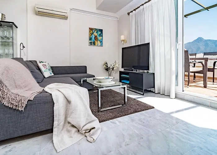 Spacious 2 Bedroom In Puerto Banus With A Private Terrace And Mountain Views Appartement *