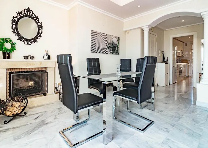 Spacious 2 Bedroom In Puerto Banus With A Private Terrace And Mountain Views Appartement *