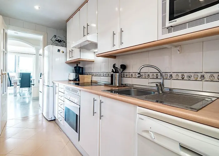 Spacious 2 Bedroom In Puerto Banus With A Private Terrace And Mountain Views Apartmán