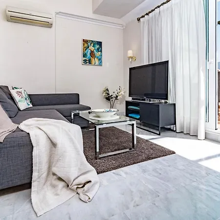 Spacious 2 Bedroom In Puerto Banus With A Private Terrace And Mountain Views דירה *